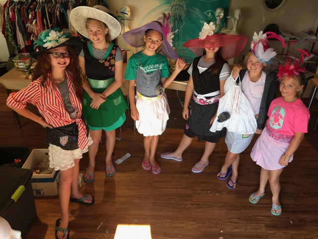 girls wearing derby hats campKenzie